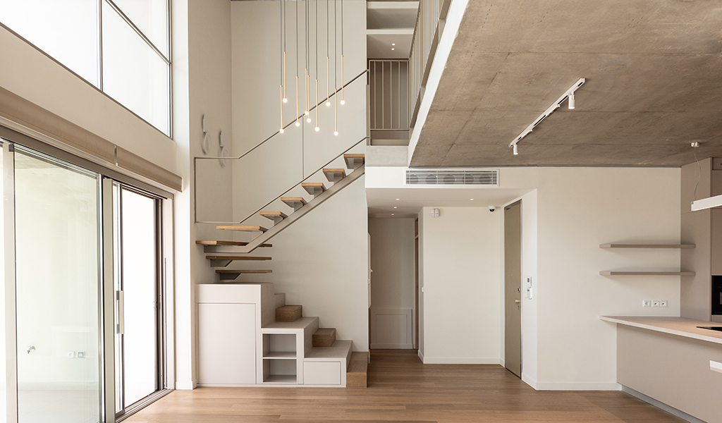 Discover this Impressive Maisonette in Voula: 151 sq.m., 3 master bedrooms, overflow pool, smart home features, landscaped garden, and seaside proximity.