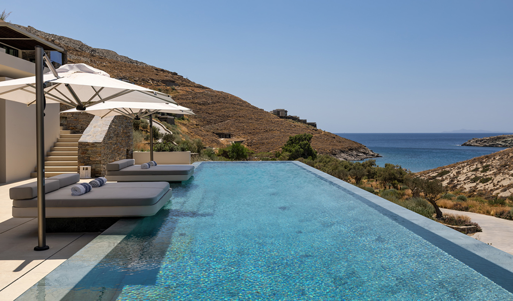 Villa in Kea within a five-star branded resort, offering 342 sq.m., 2,937 sq.m. plot, infinity pool, panoramic Aegean views, and luxury resort services.